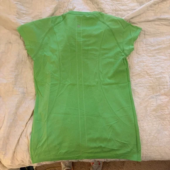 Lululemon Women’s Green Seamless Run Swiftly Short-Sleeve Top - Picture 2 of 3